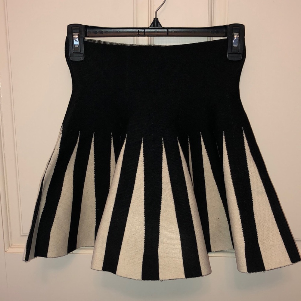 NWT black and cream faux pleated sweater skirt, size small